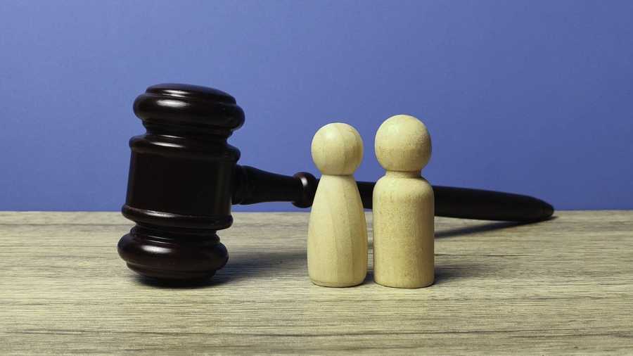 Продаж житла в спільному власності: права незареєстрованих партнерів, ризики та судові суперечки.