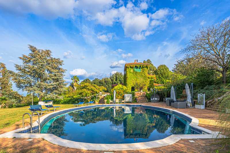 Продається вілла неподалік від Рима.