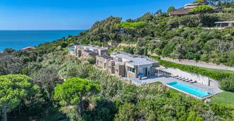 Сучасна вілла з басейном у Пунта-Ала, оренда